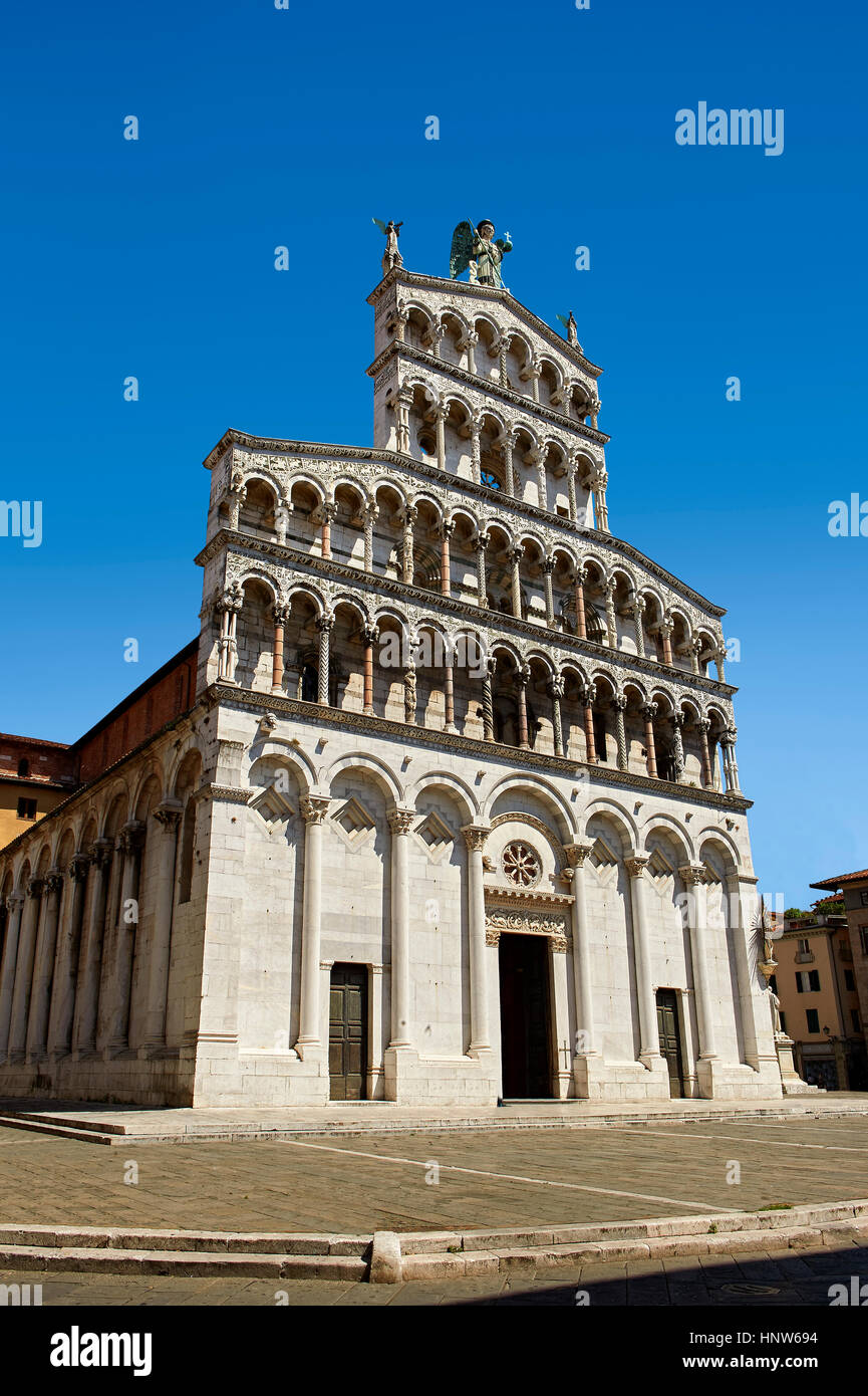 Fassade des St. Michele des 13. Jh. romanische Fassade von San Michele in Foro, Lucca, Toskana, Italien Stockfoto