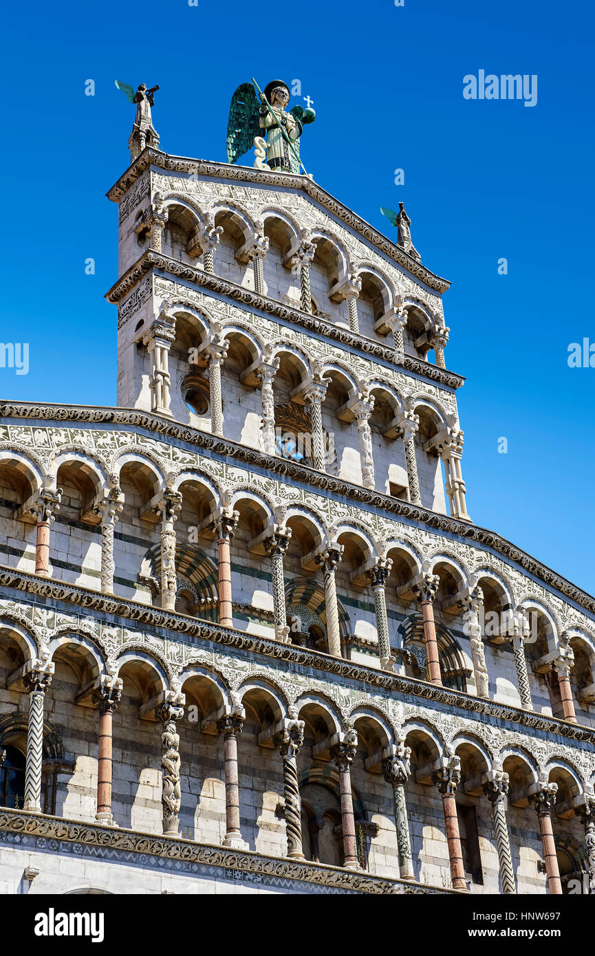 Fassade des St. Michele des 13. Jh. romanische Fassade von San Michele in Foro, Lucca, Toskana, Italien Stockfoto