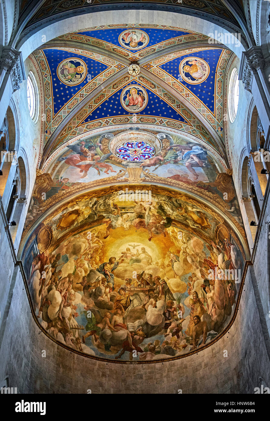 Unter freiem Himmel auf der Innenseite des romanischen Cattedrale di San Martino, Dom von Lucca, Tunscany, Italien Stockfoto