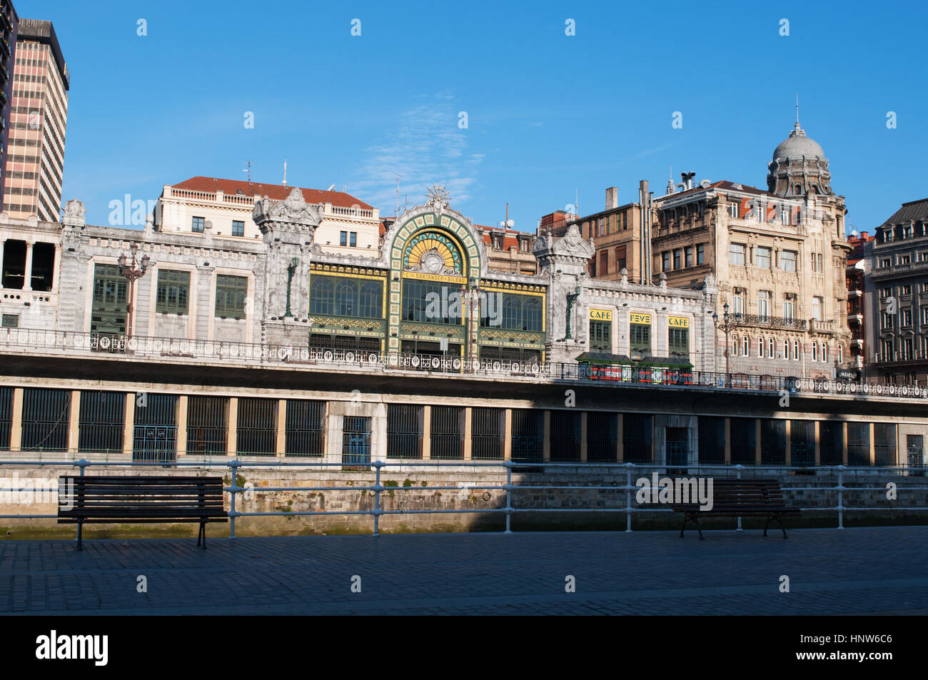 Bilbao: Skyline mit Blick auf den Bänken und der Bilbao Concordia Station, bekannt als Bilbao Santander Station, gebaut in einem modernistischen Art Nouveau-Stil Stockfoto