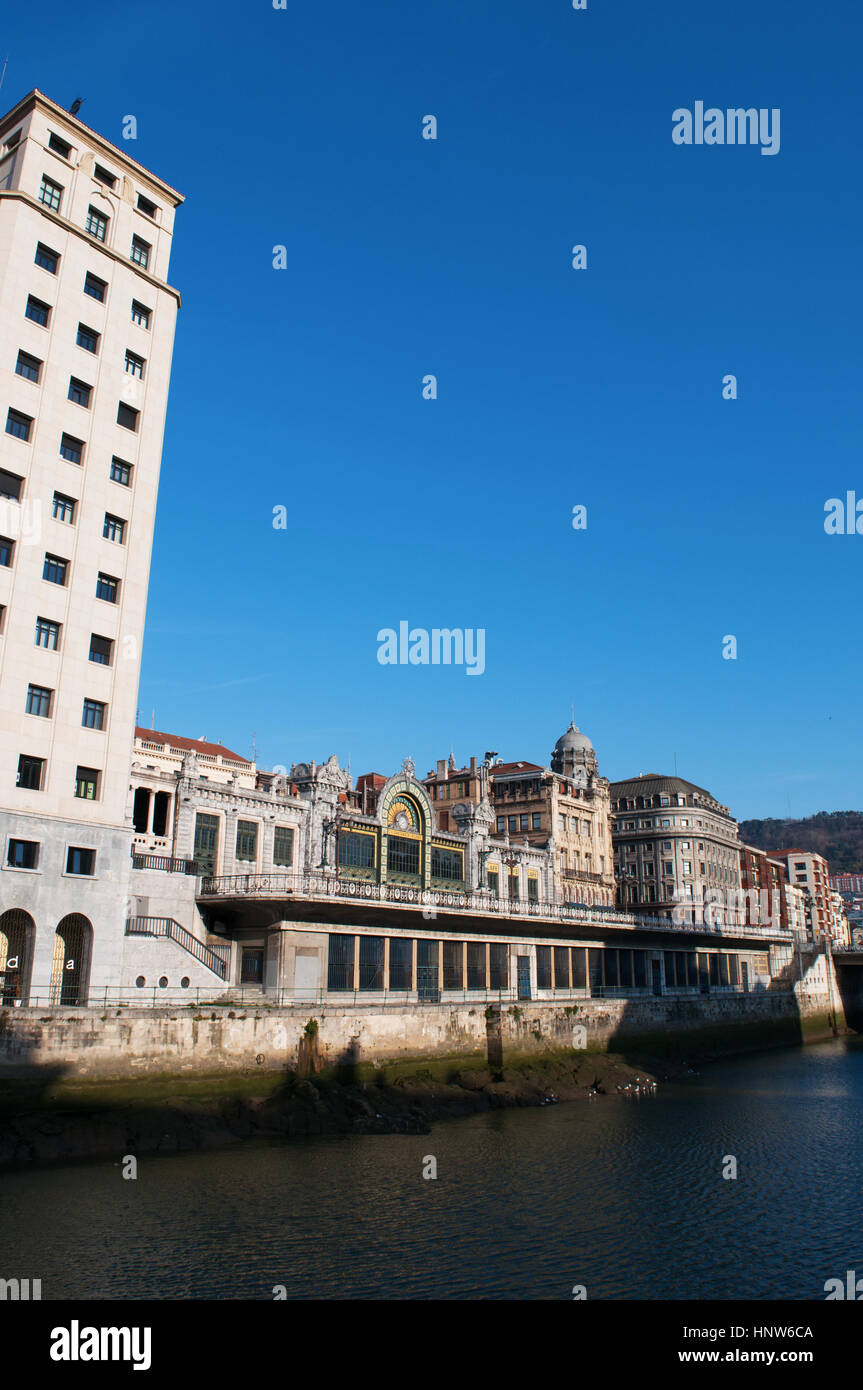 Skyline mit Blick auf den Fluss Nervion und der Bilbao Concordia Station, bekannt als Bilbao Santander Station, gebaut in einem modernistischen Art Nouveau-Stil Stockfoto