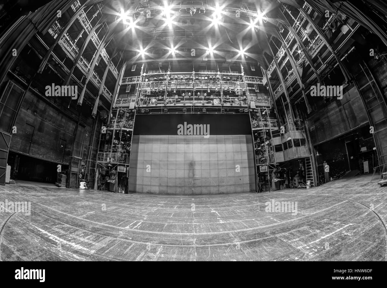 Bühne im verlassenen Theater Stockfoto