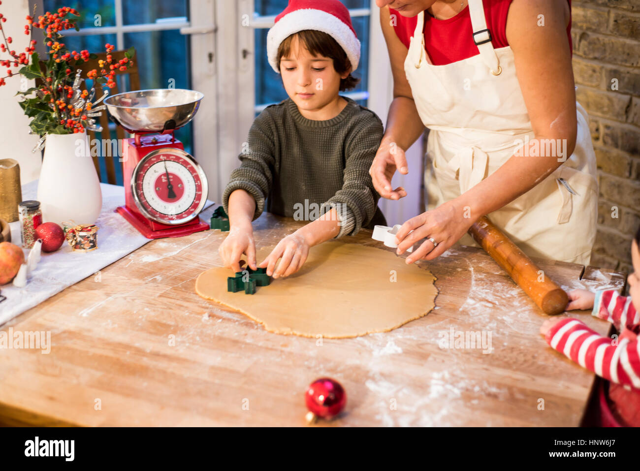 Mutter und Sohn machen Weihnachtsplätzchen zu Hause Stockfoto