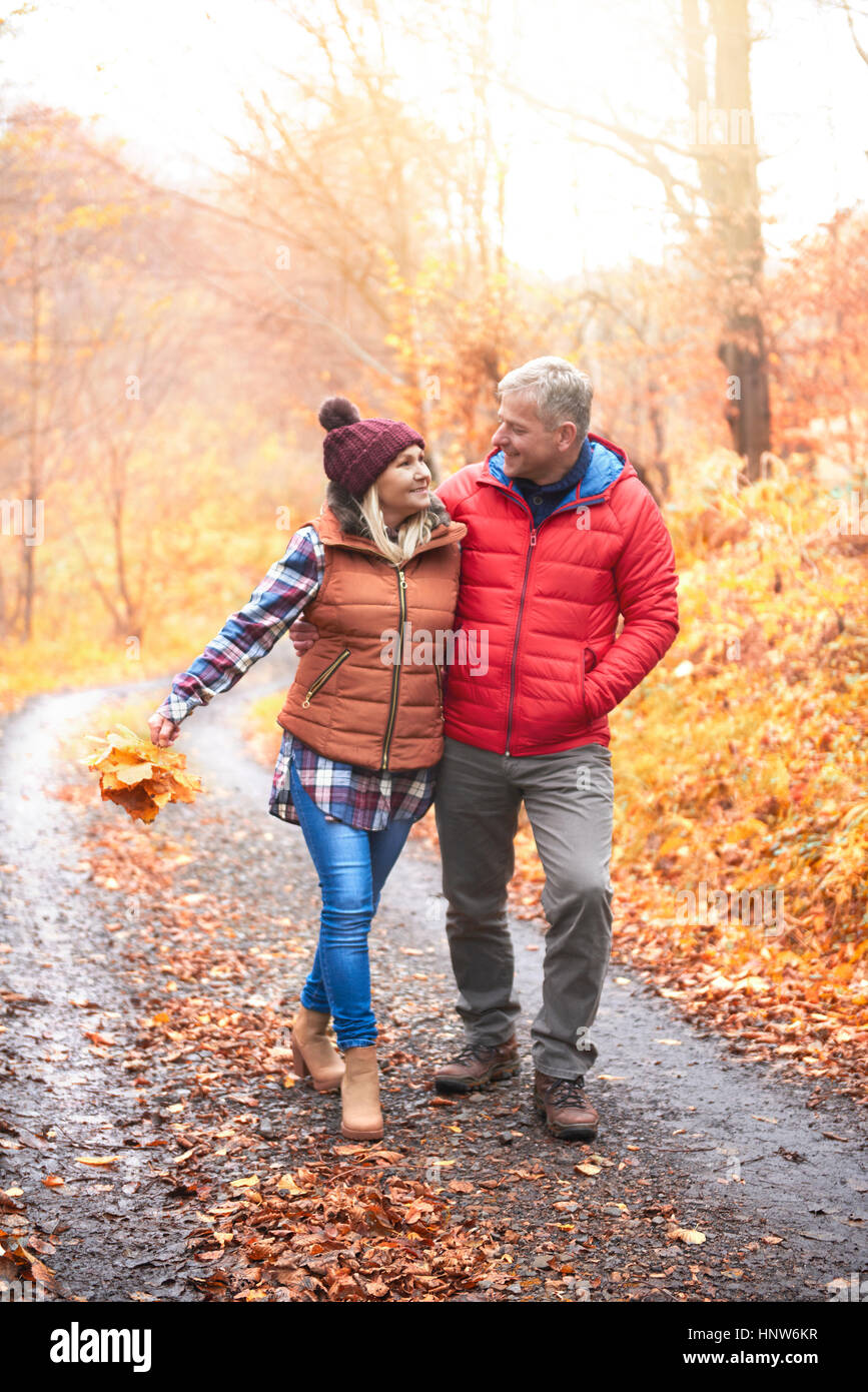 Reife Paare ländlichen Weg im Herbst Stockfoto