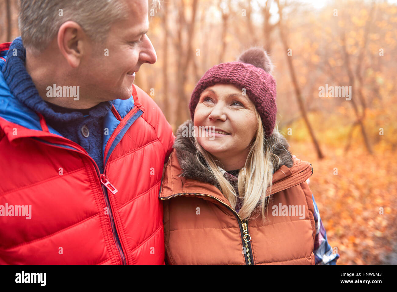 Älteres paar walking im Freien, im Herbst Stockfoto