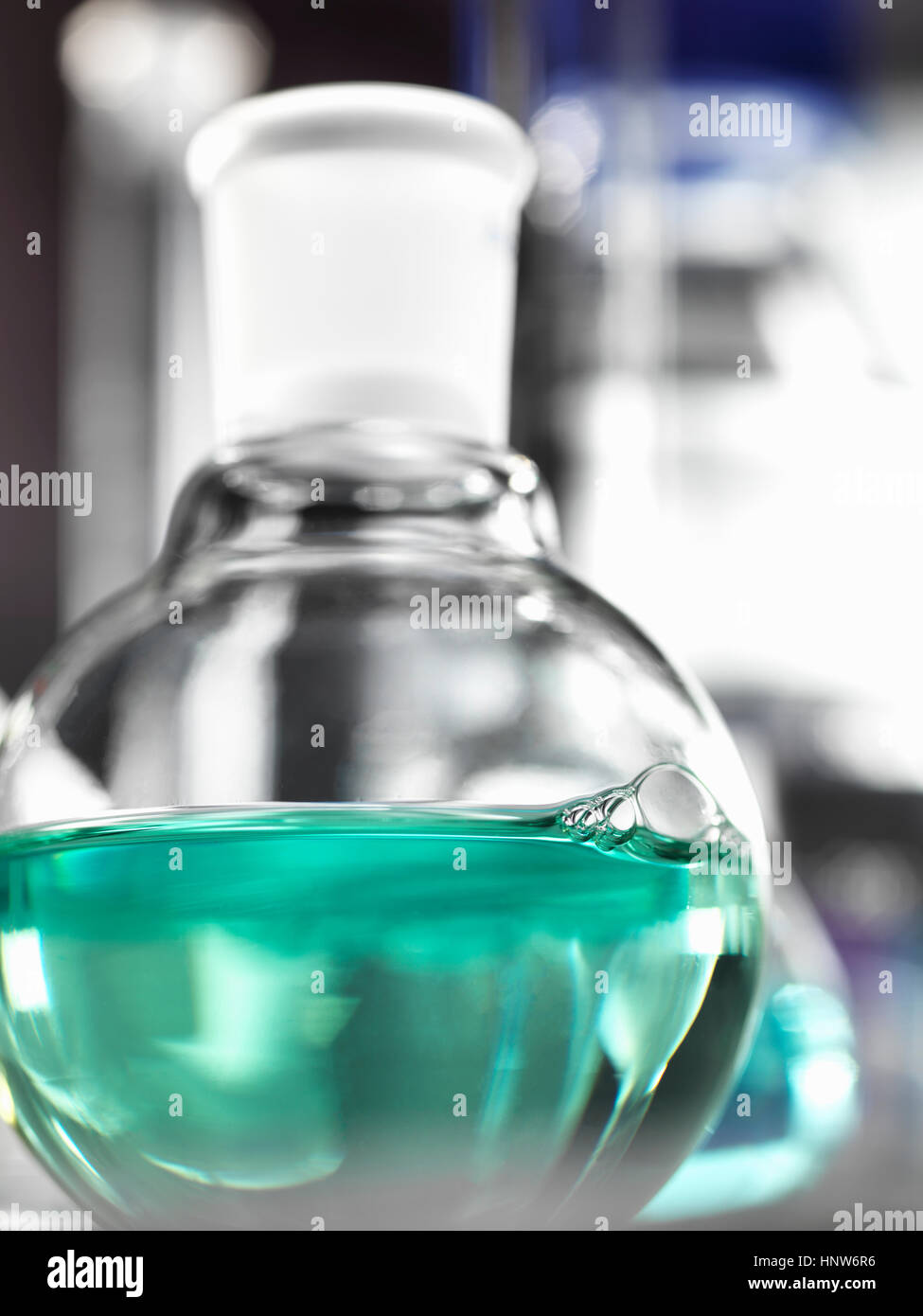 Chemisches Experiment in einem Labor Stockfoto