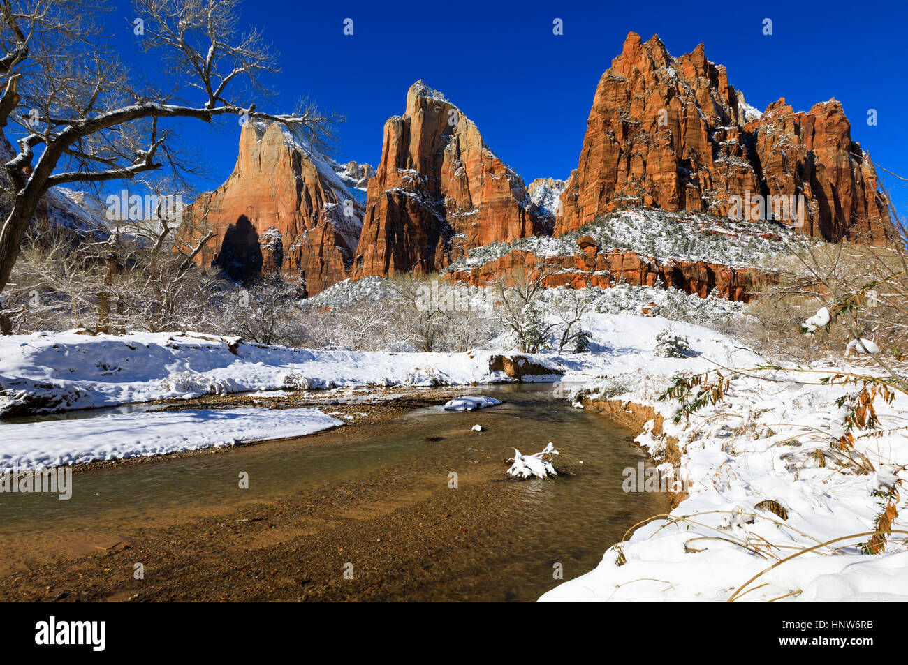 Dies ist eine Ansicht des Gerichts der Patriarchen mit einer frischen Schnee und North Fork des Virgin River im Zion National Park in Utah. Stockfoto