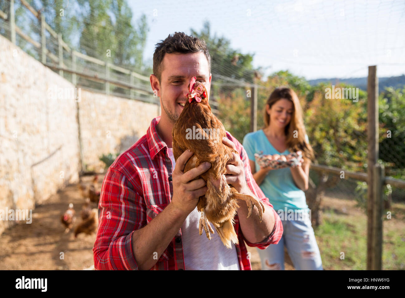 Porträt von Bio-Bauern halten Freilandhaltung Huhn Stockfoto