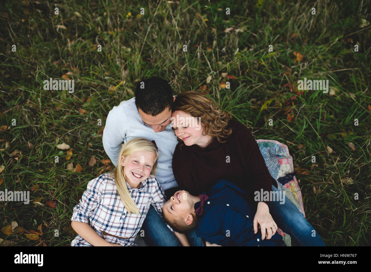 Draufsicht der Familie gemeinsam auf dem Rasen liegend Stockfoto