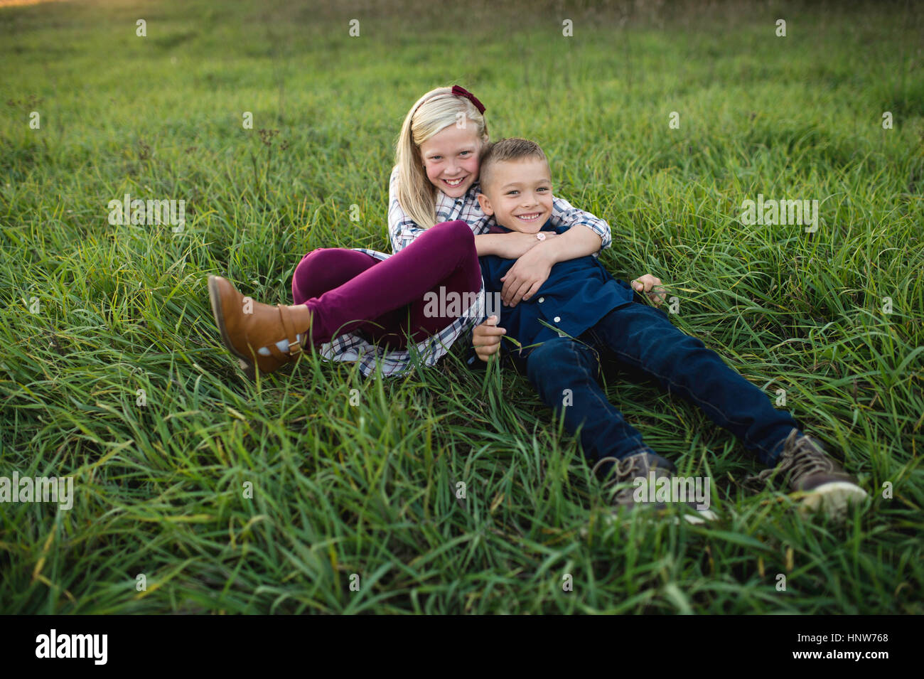 Bruder und Schwester zusammen auf dem Rasen liegend Stockfoto