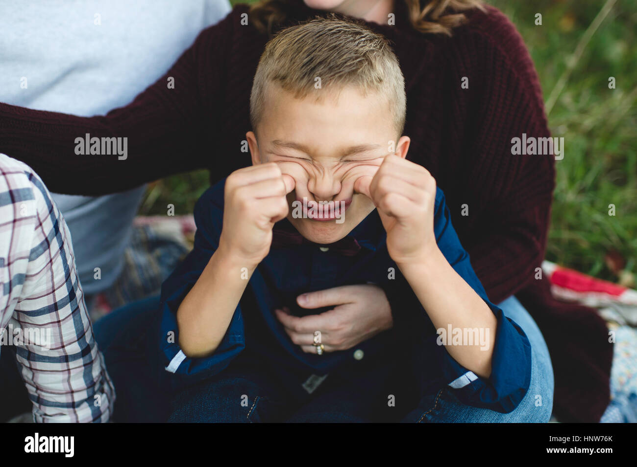 Junge mit Augen geschlossen ziehen Gesicht Stockfoto