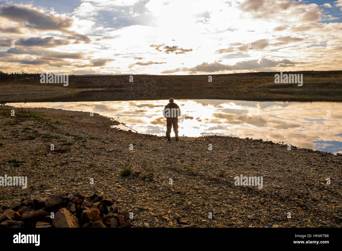 Mann, die Landschaft vom Wasserrand, Ural, Russland Stockfoto