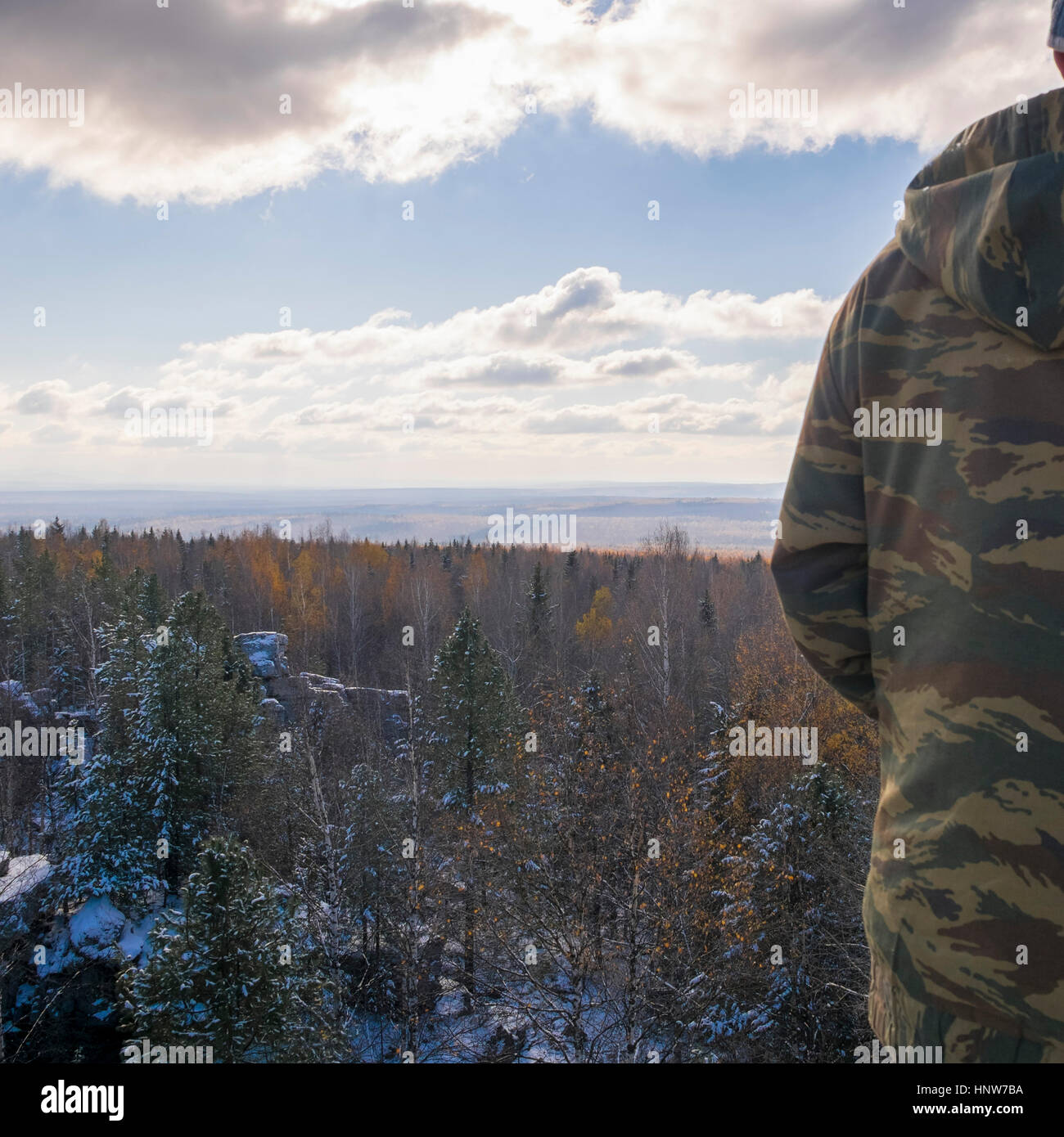 Mann Anzeige Wald Landschaft, Ural, Russland Stockfoto