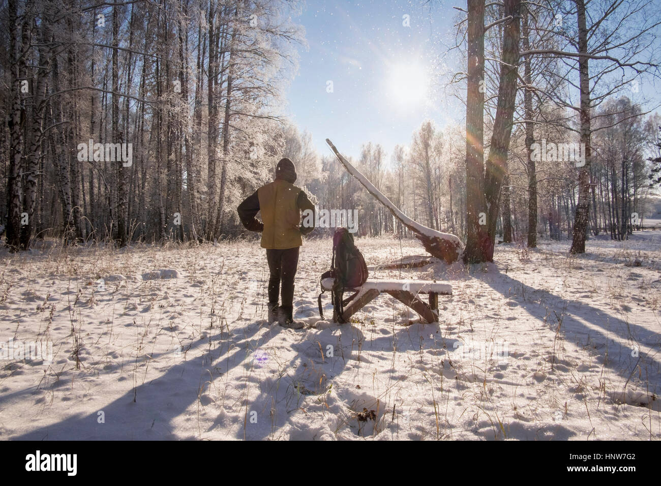 Mann im Winterwald, Ural, Russland Stockfoto