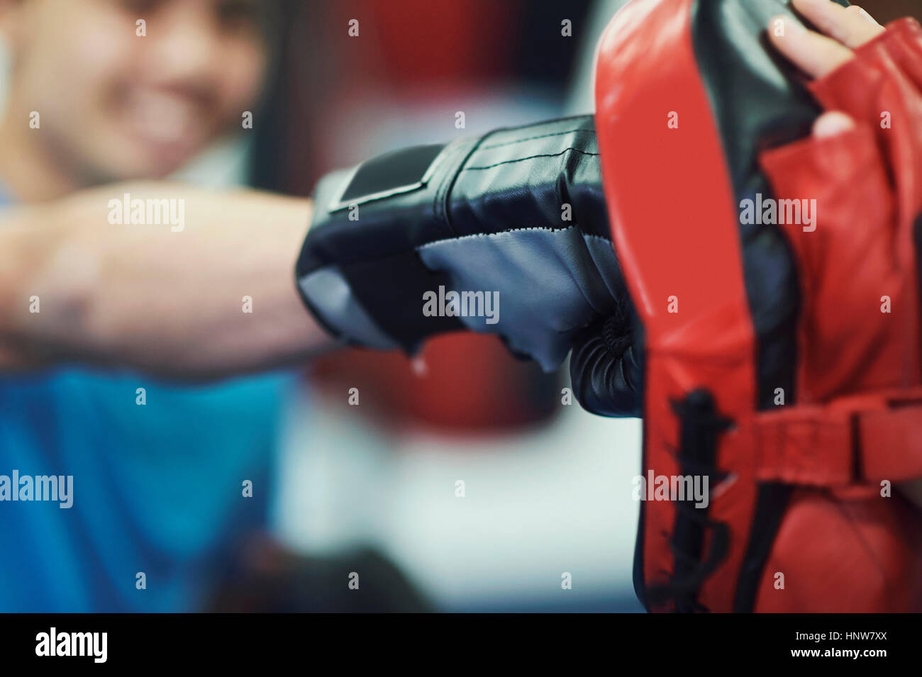 Hand des männlichen Boxer Stanzen Punch Mitt, Nahaufnahme Stockfoto