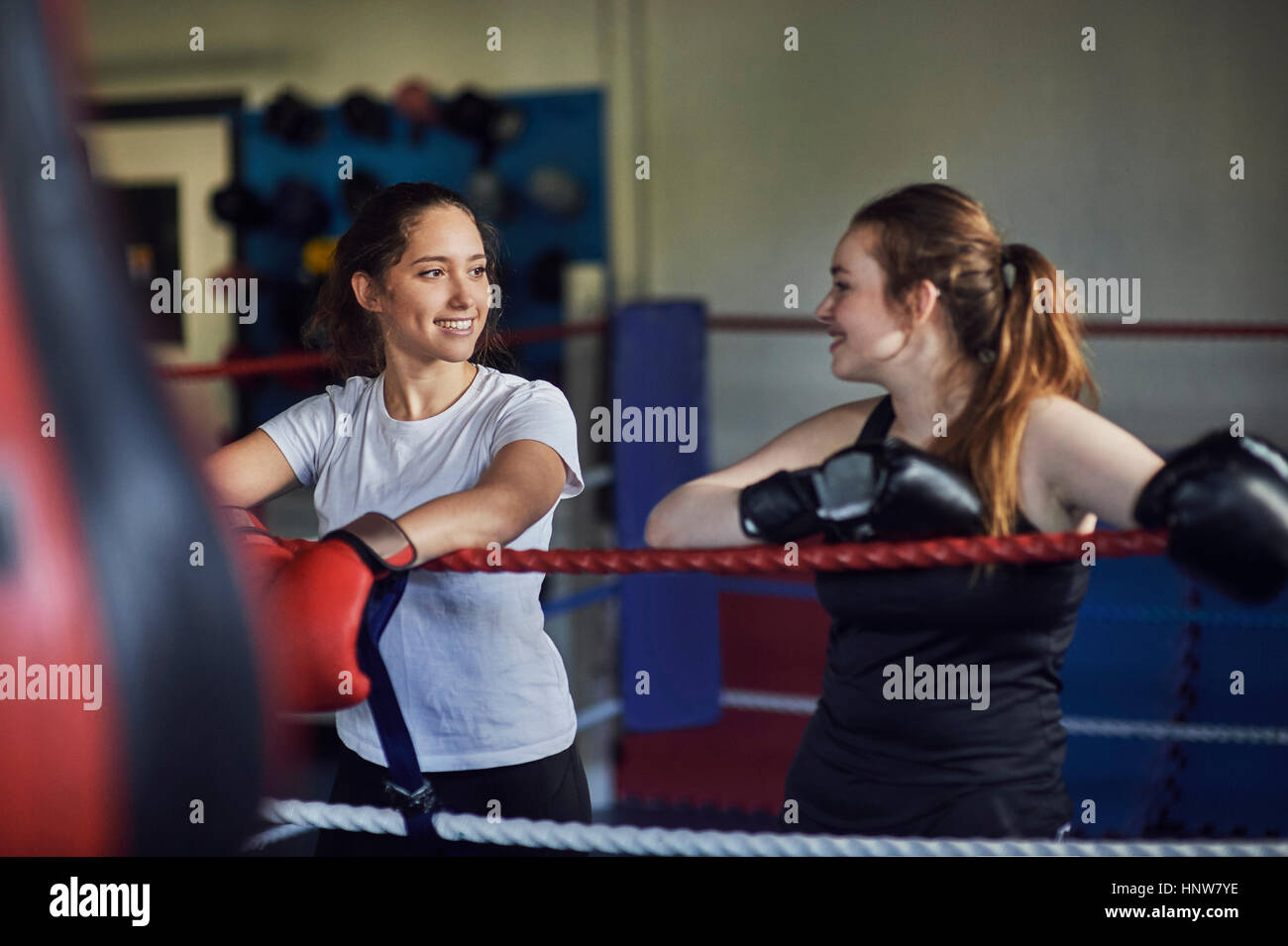 Junge Boxerinnen gelehnt Boxen Ring Seile im Chat Stockfoto