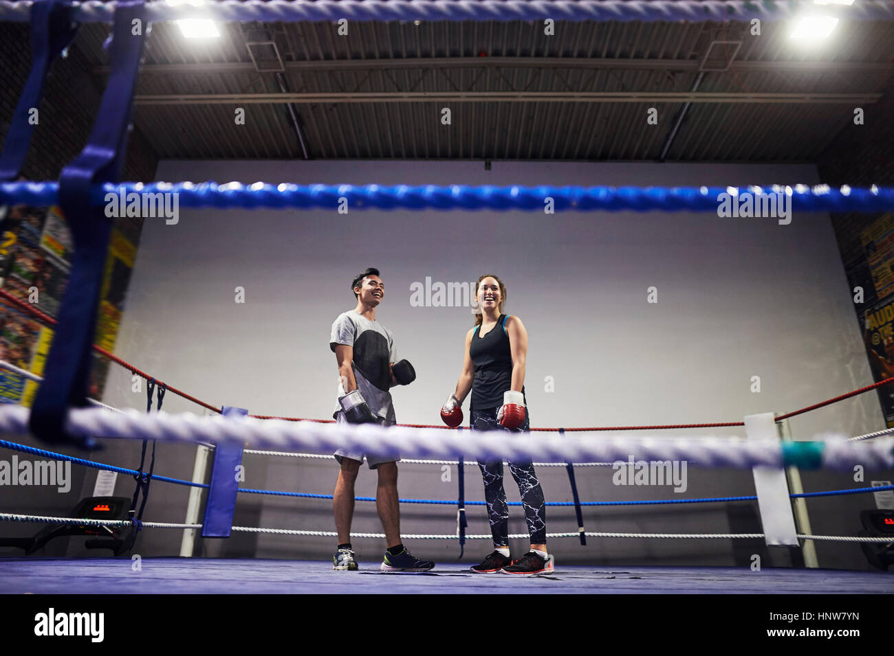Junge männliche und weibliche Boxer im Boxring stehen Stockfoto