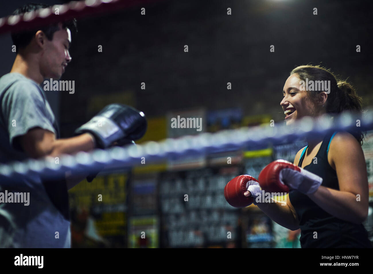 Männliche und weibliche Boxer mit Boxen passen im ring Stockfoto