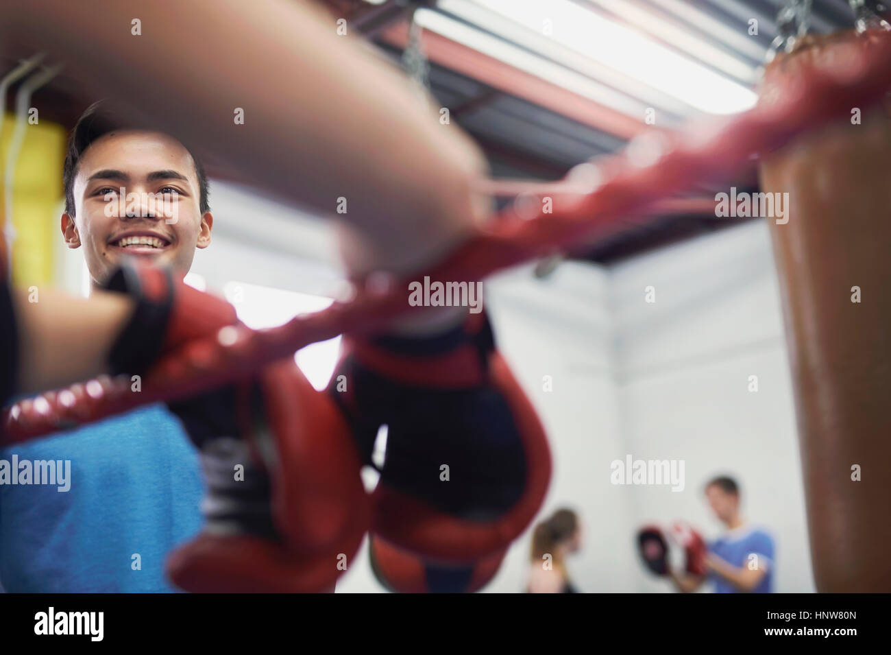 Wappen der Boxer stützte sich auf Boxen Ring Seile Stockfoto