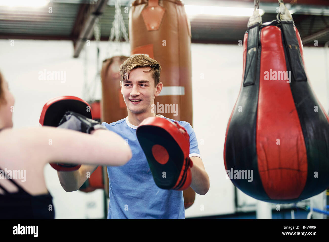 Boxerin training, Stanzen Mitspieler Punch mitt Stockfoto
