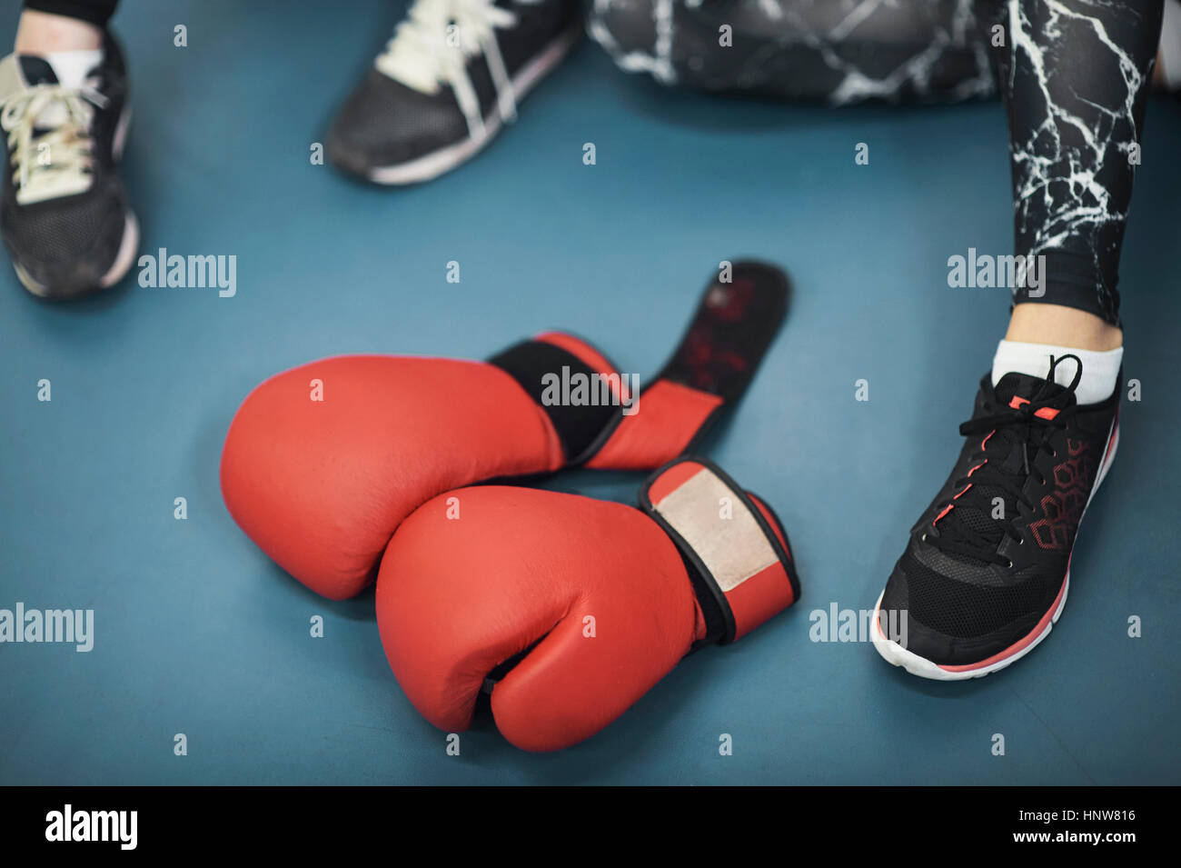 Trainer und Füße der Boxerinnen und rote Boxhandschuhe Fitness-Studio-Stock Stockfoto