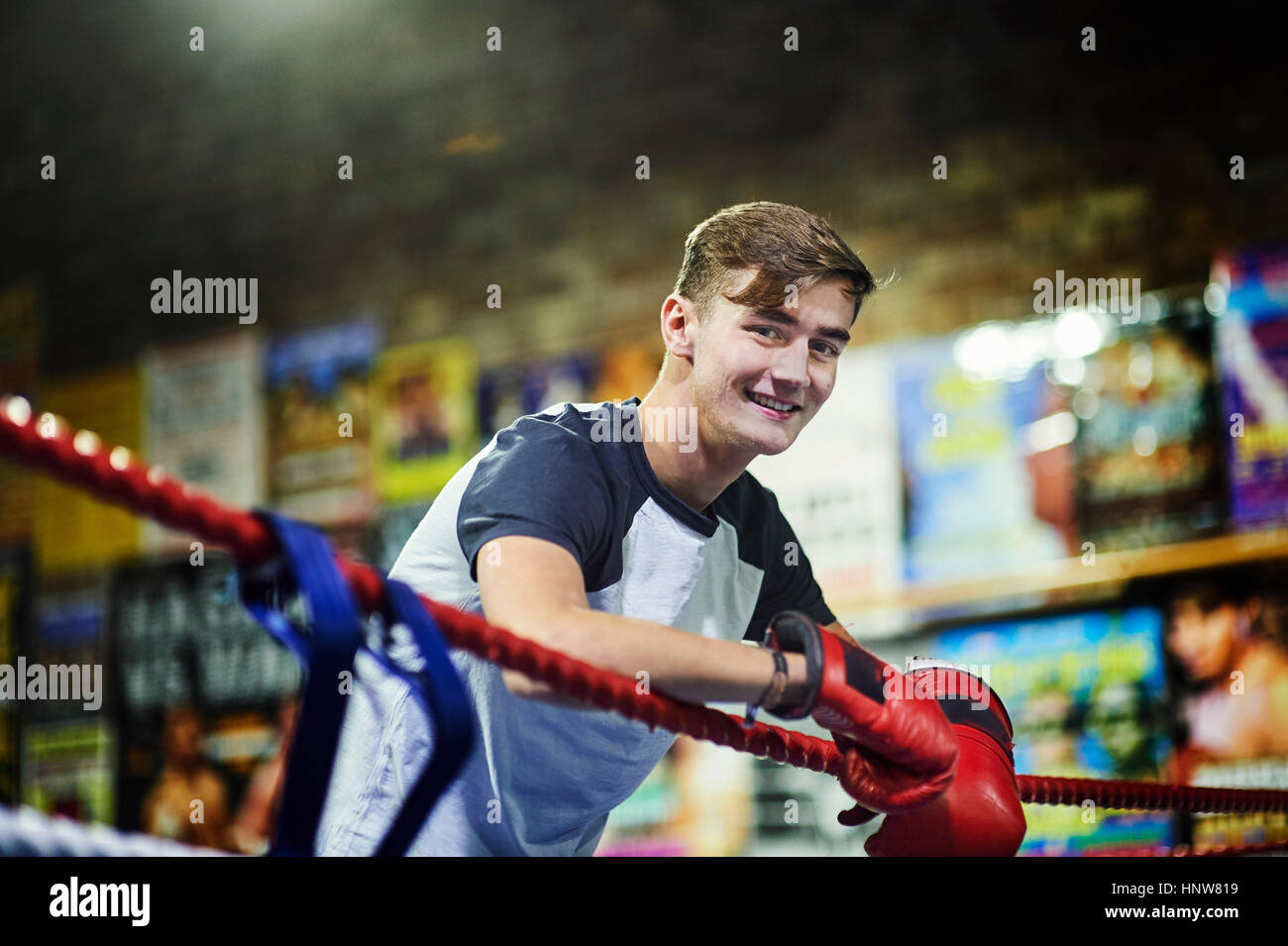 Porträt des jungen männlichen Boxer gelehnt Boxring Seile Stockfoto