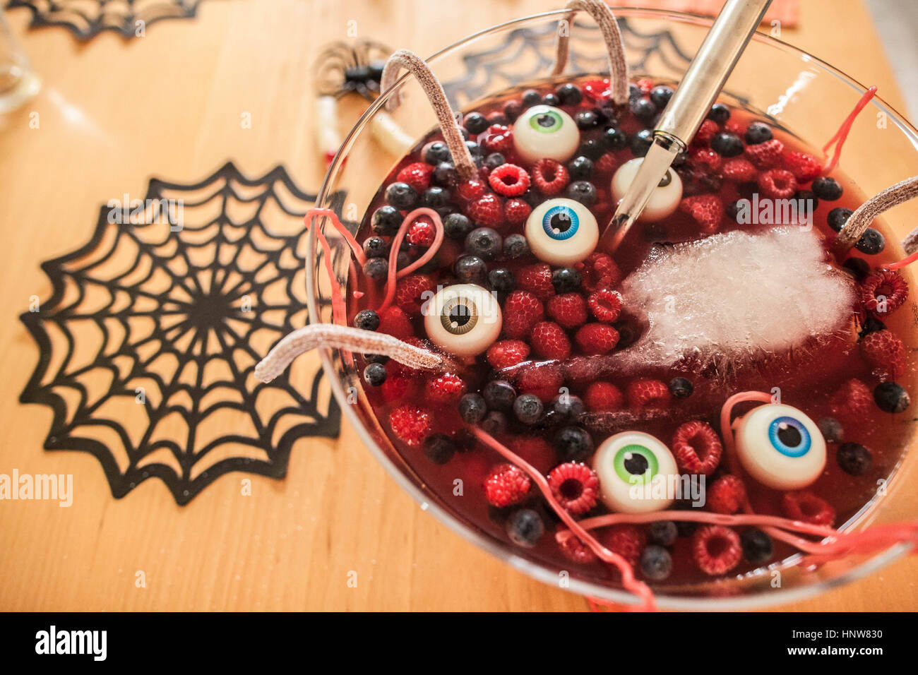 Halloween-Dessert mit Beeren und schwimmende Augäpfel, close-up Stockfoto