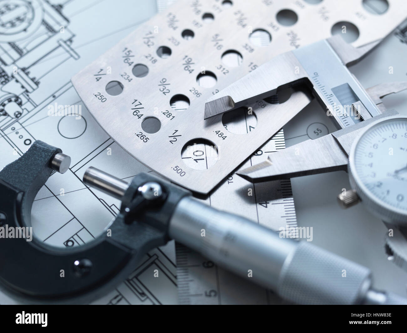 Engineering-Messung, Zifferblatt Bremssättel sitzen auf Stahl in der Regel mit Mikrometer und Konstruktionszeichnungen Stockfoto
