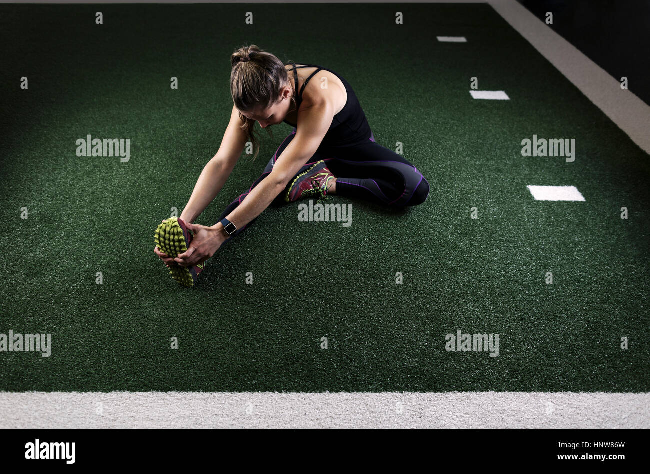 Frau im urbanen Umfeld trainieren Stockfoto