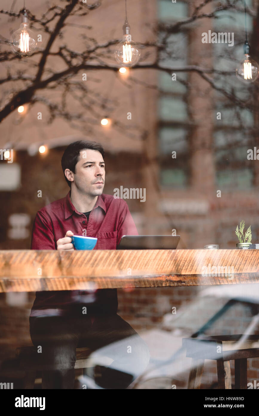 Mann auf der Suche durch Fenster des café Stockfoto