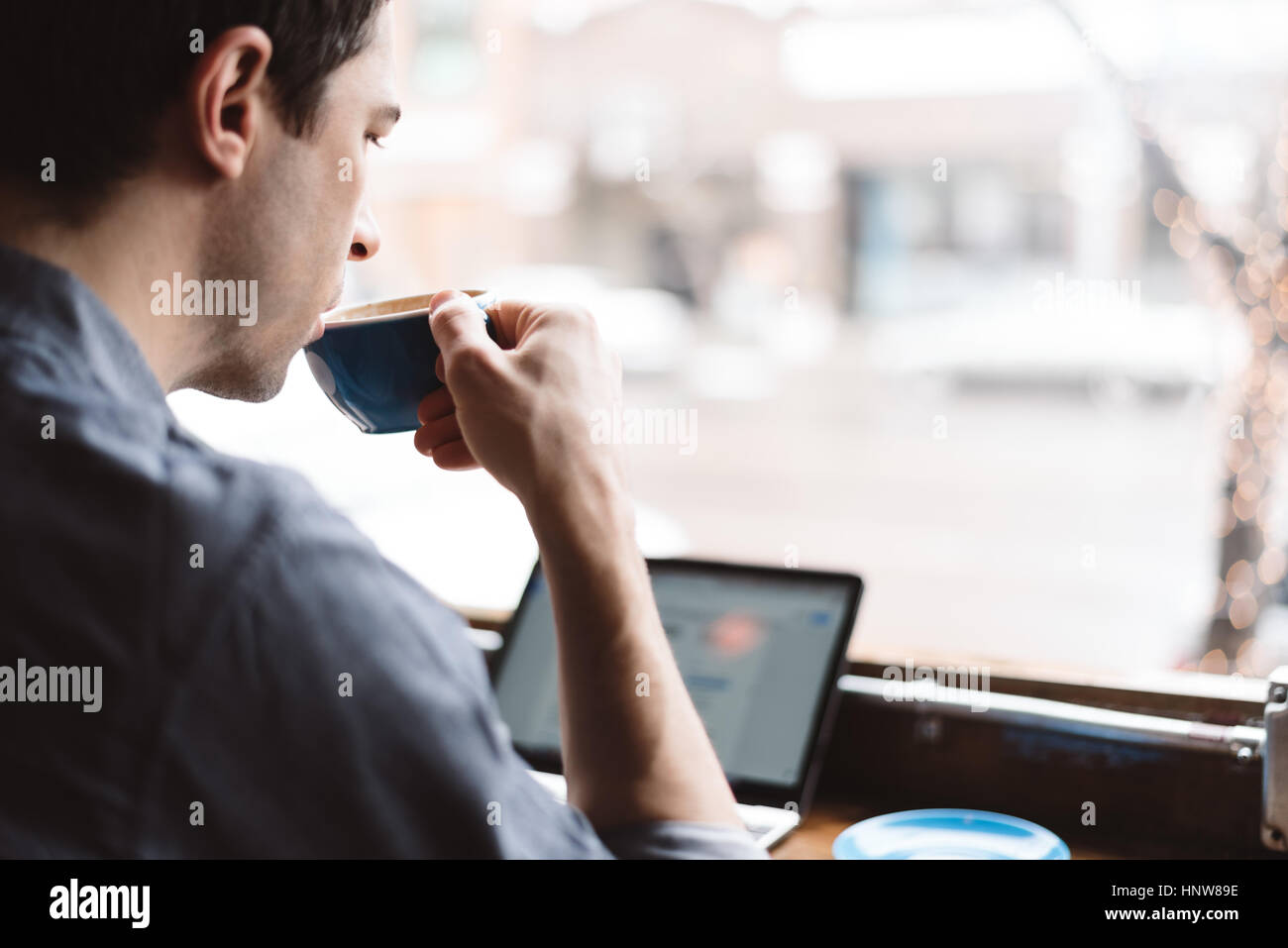 Mann arbeitet am Laptop im café Stockfoto