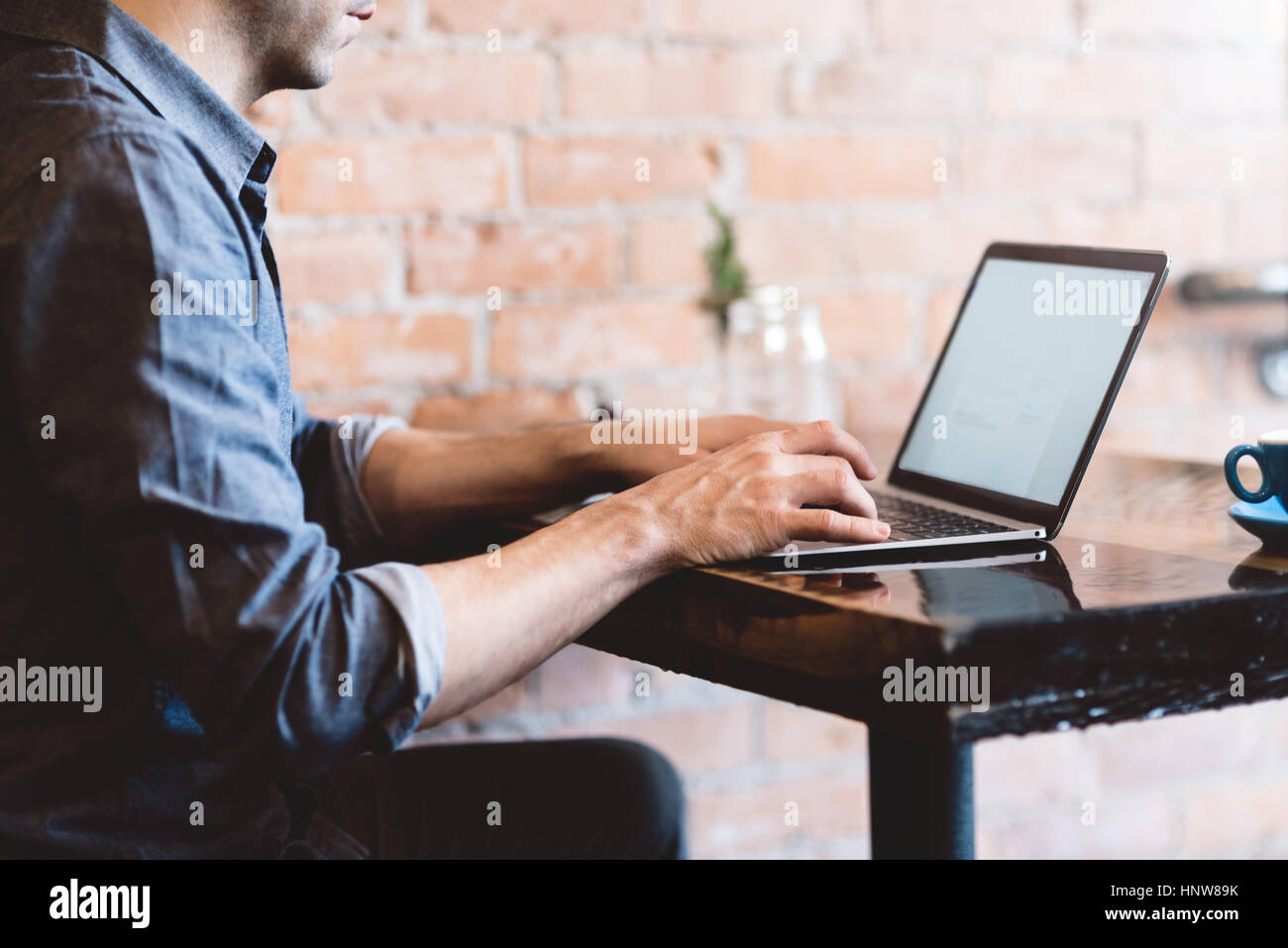Mann arbeitet am Laptop im café Stockfoto