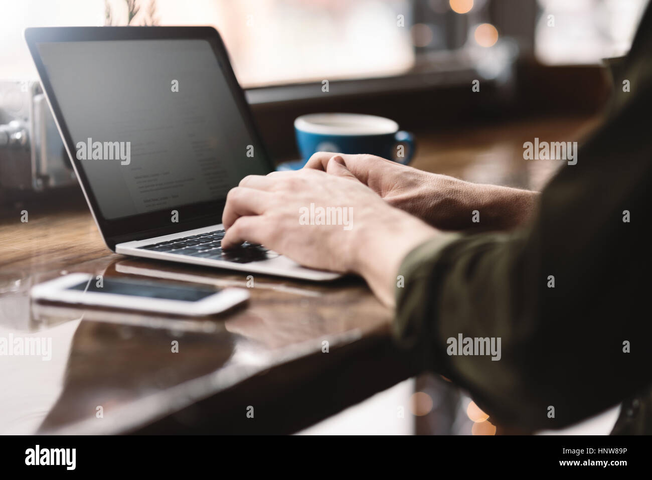 Mann arbeitet am Laptop im café Stockfoto