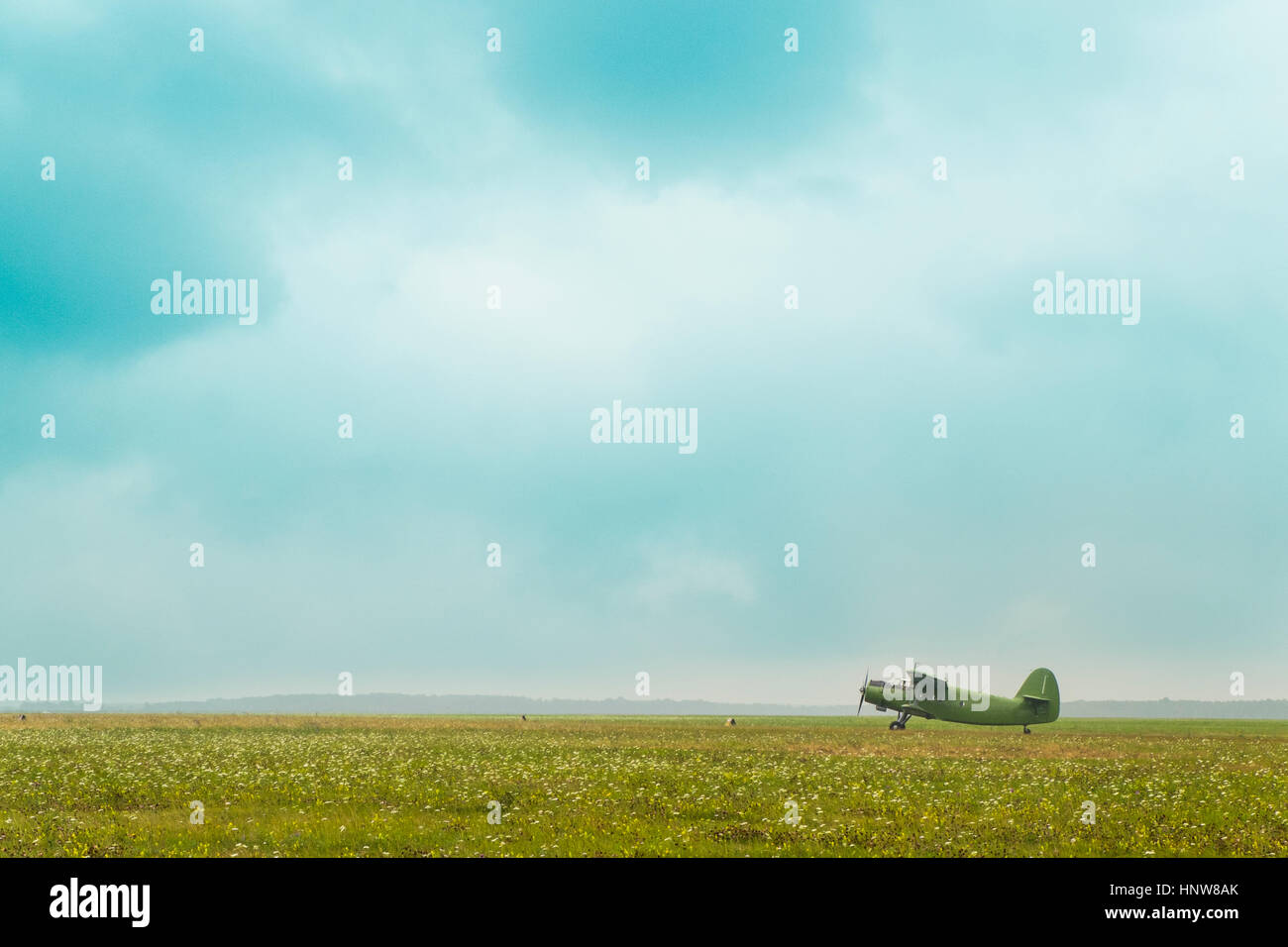 Oldtimer-Flugzeuge auf dem Flugplatz mit bewölktem Himmel Stockfoto