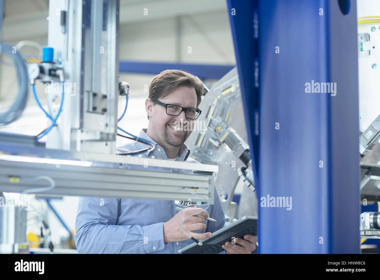 Ingenieur in Industrieanlage Stockfoto