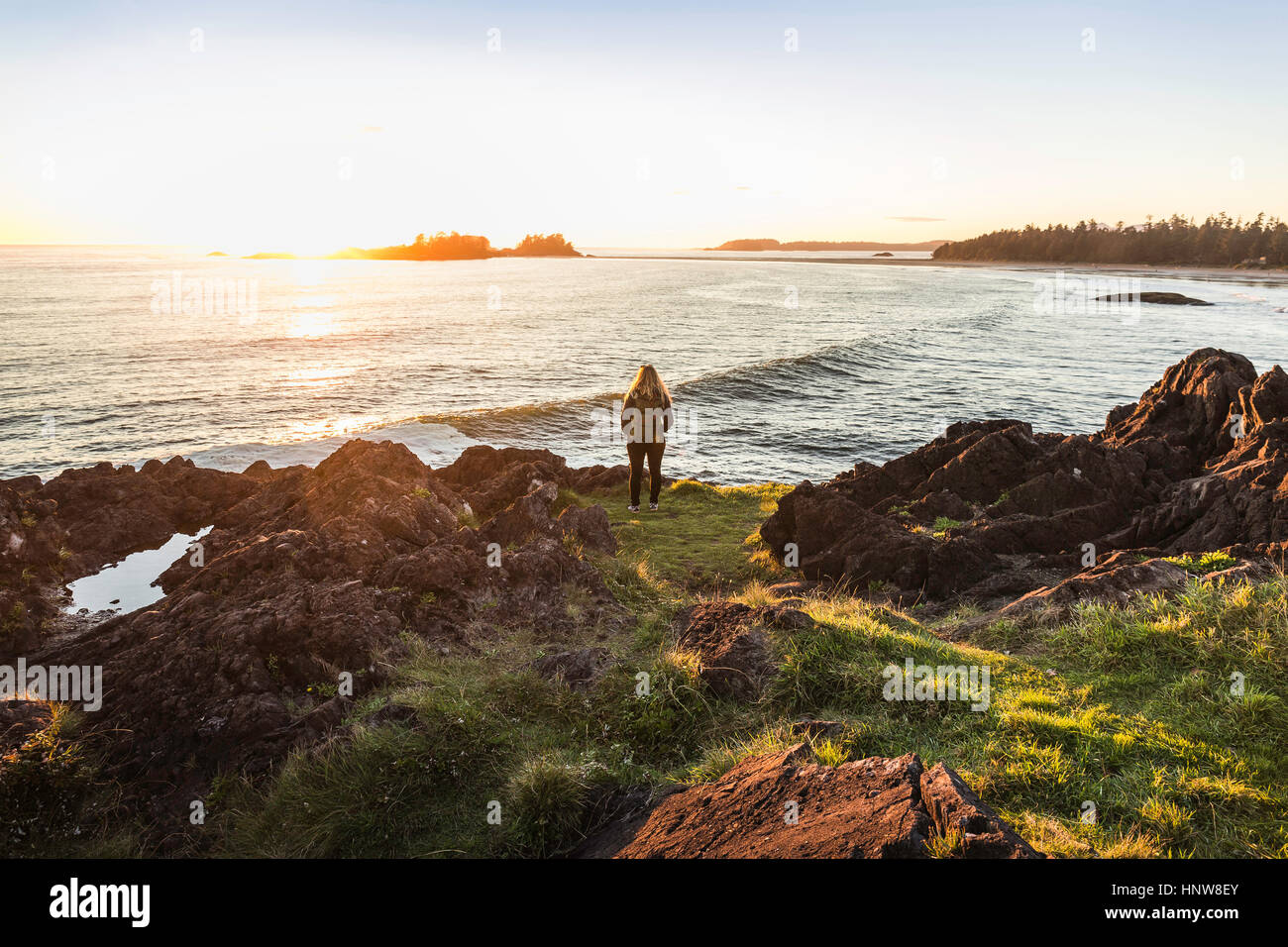 Frau Sonnenuntergang von Küste, Pacific Rim National Park, Vancouver Island, British Columbia, Kanada Stockfoto