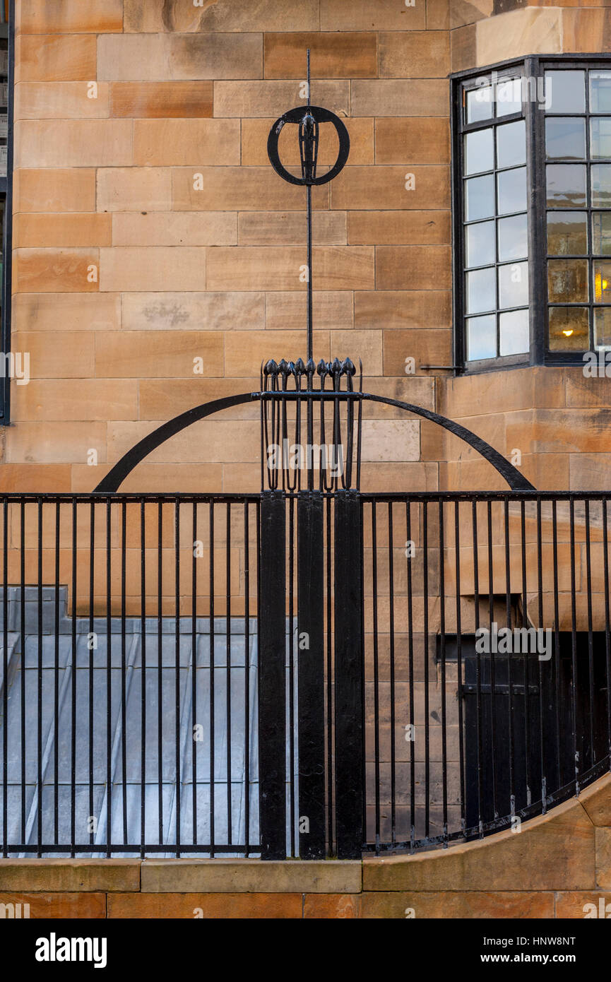 Details auf der Außenseite der Glasgow School of Art von Charles Rennie Mackintosh, vor dem Feuer. Stockfoto