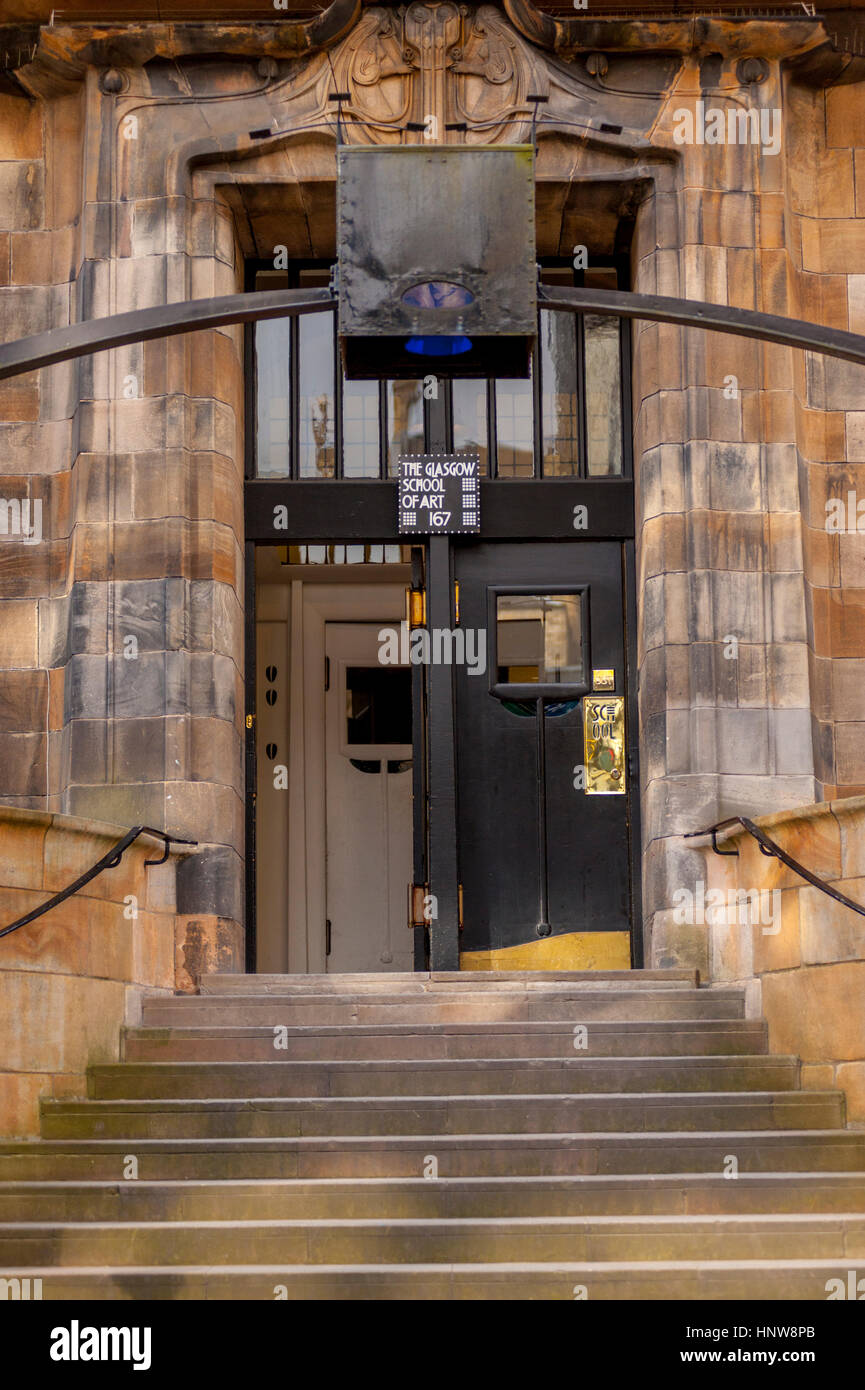 Details auf der Außenseite der Glasgow School of Art von Charles Rennie Mackintosh, vor dem Feuer. Stockfoto