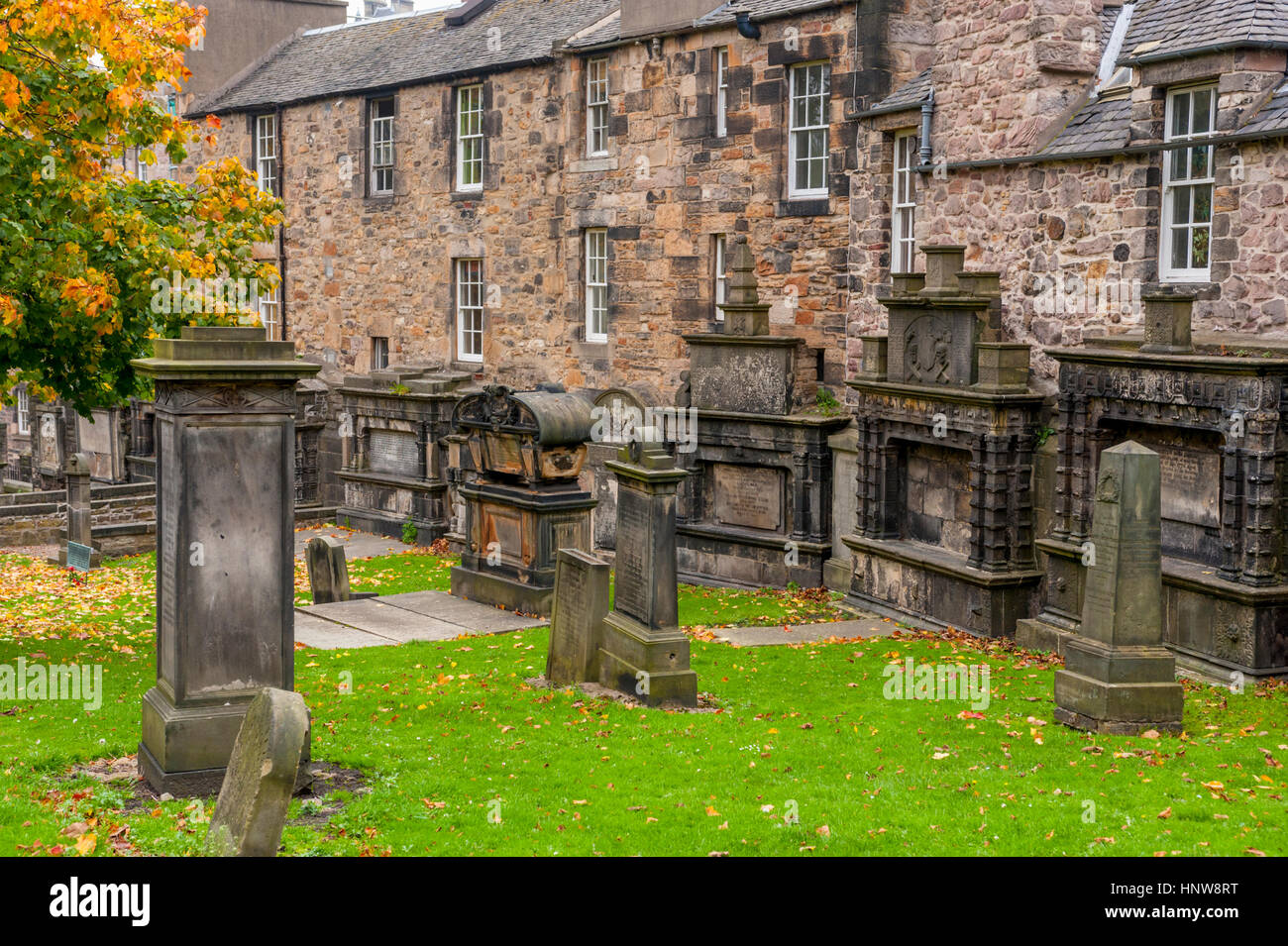 Gräber in der Grayfriars Kirche Hof Ibuild in die Seiten von Gebäuden auf der Grassmarket Edinburgh in Schottland. Stockfoto