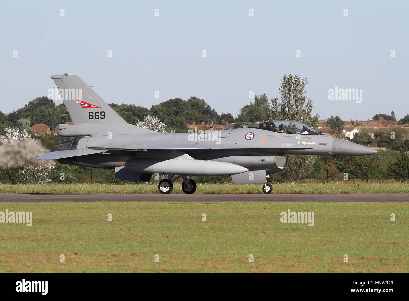 Königliche Norwegische Luftwaffe f-16 landet ein WWII Veteranen Wiedersehen in North Weald Airfield in Essex. Stockfoto