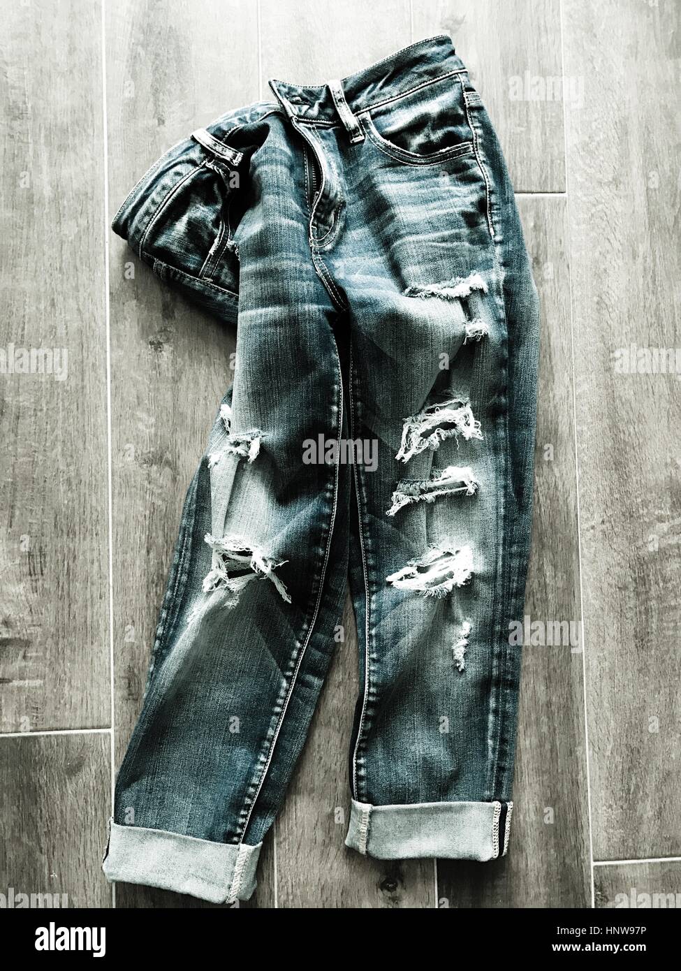 Zerrissene Jeans auf dem Boden Stockfoto
