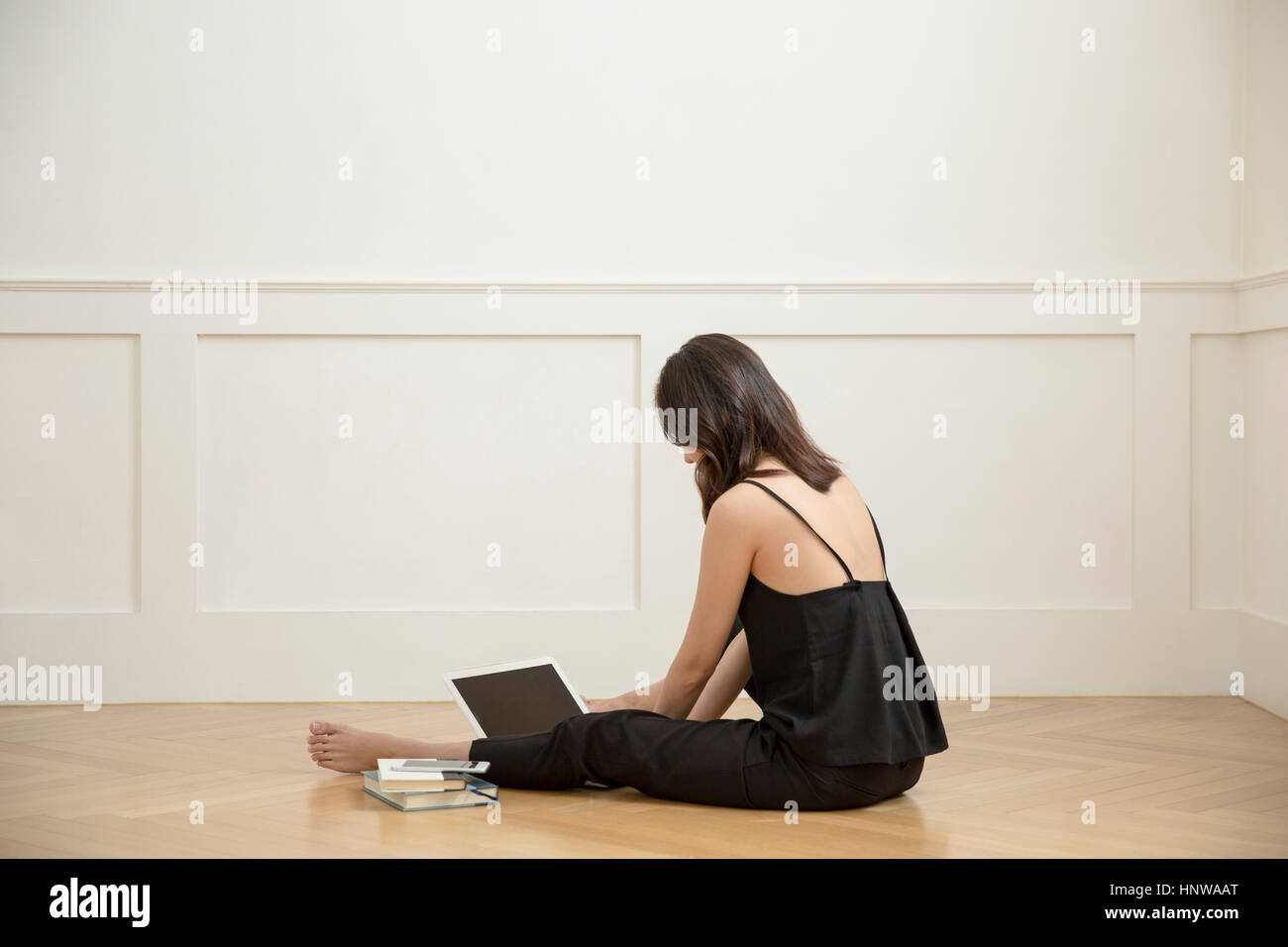 Junge Frau mit Notebook-computer Stockfoto