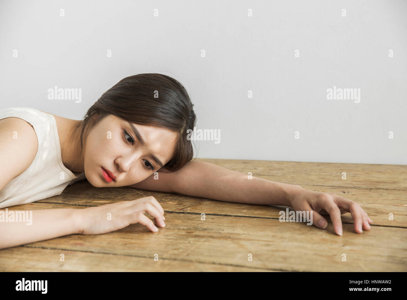 Porträt der jungen Frau Stirnrunzelnd Gesicht Stockfoto