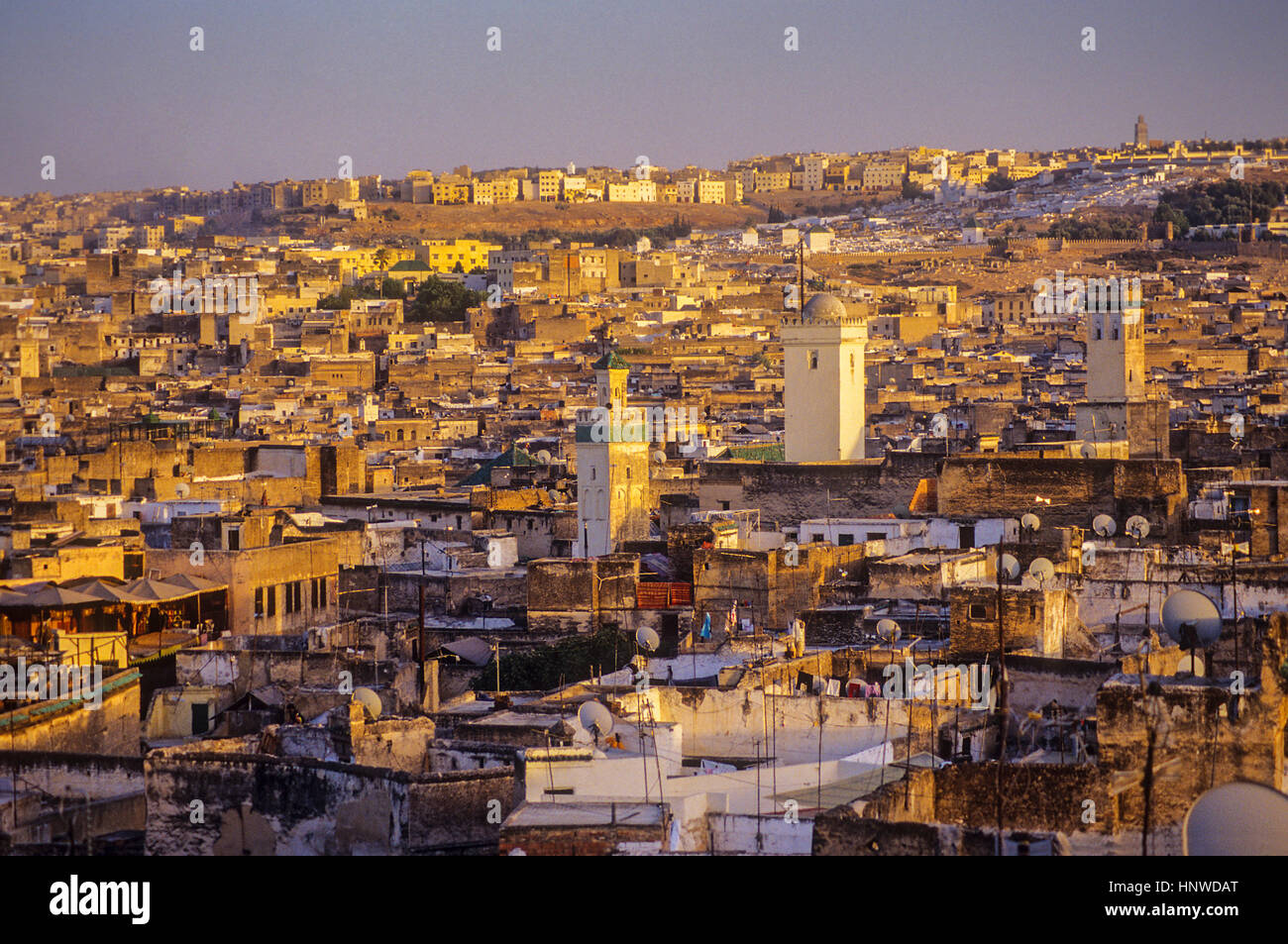Sonnenuntergang, Skyline. Erhöhte Blick über die Medina, Weltkulturerbe der UNESCO, Fes, Marokko, Afrika. Stockfoto