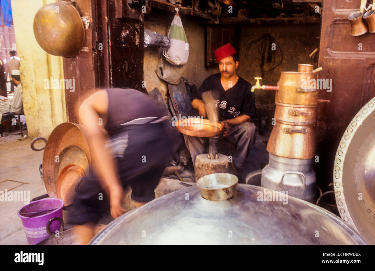 Souk von Messing, Ort Seffarine Square, Medina. Marokko Fes. Stockfoto