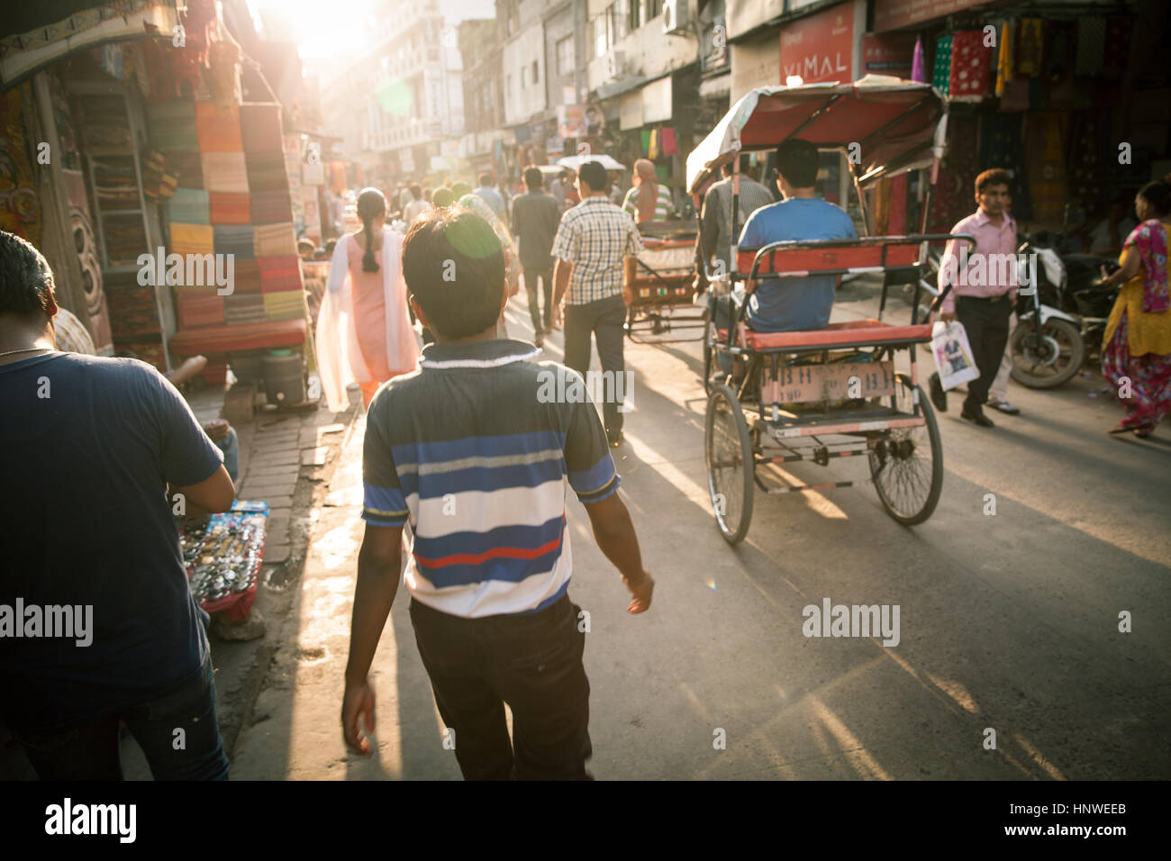 Blick von der belebten Straße im Bereich Paharganj, Neu Delhi, Indien am 17. September 2014 Stockfoto