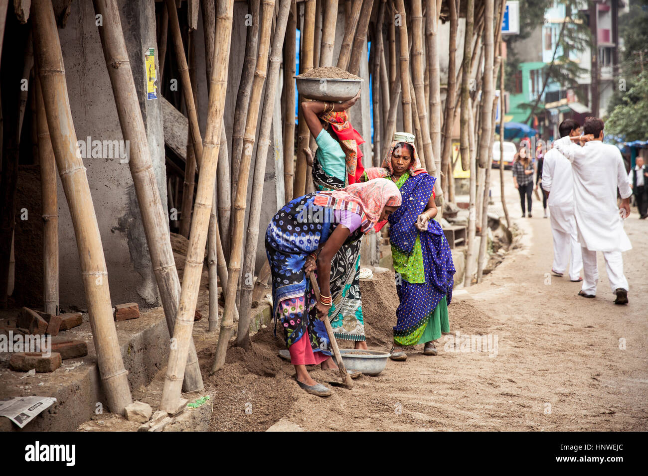 Dharamsala, Indien - 28. September 2014: indische Frauen, die Arbeiten an der Baustelle Dharamsala, Indien. Stockfoto