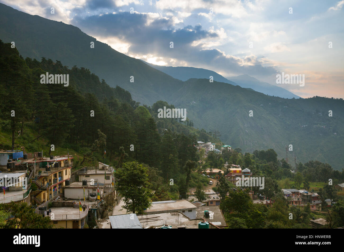 Sonnenaufgang über dem McLeodGanj, die Residenz-Stadt des Dalai Lama, Dharamsala, Indien. Stockfoto