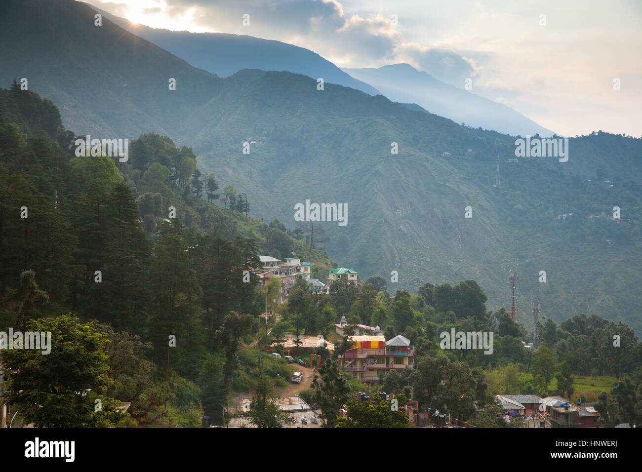 Sonnenaufgang über dem McLeodGanj, die Residenz-Stadt des Dalai Lama, Dharamsala, Indien. Stockfoto