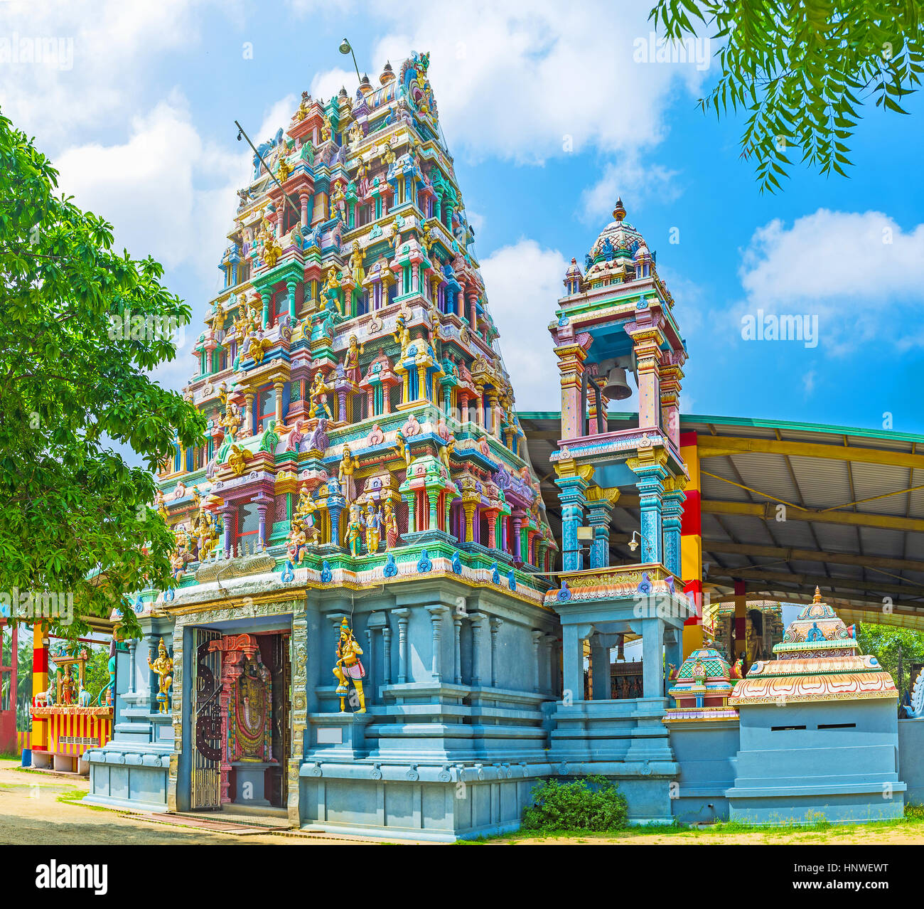 Der prächtige Haupteingang Murugan Tempel, der bunte Vimana (Shikhara) Turm mit Skulpturen verziert und hinduistischen Muster, Chilaw, Sri Lanka. Stockfoto